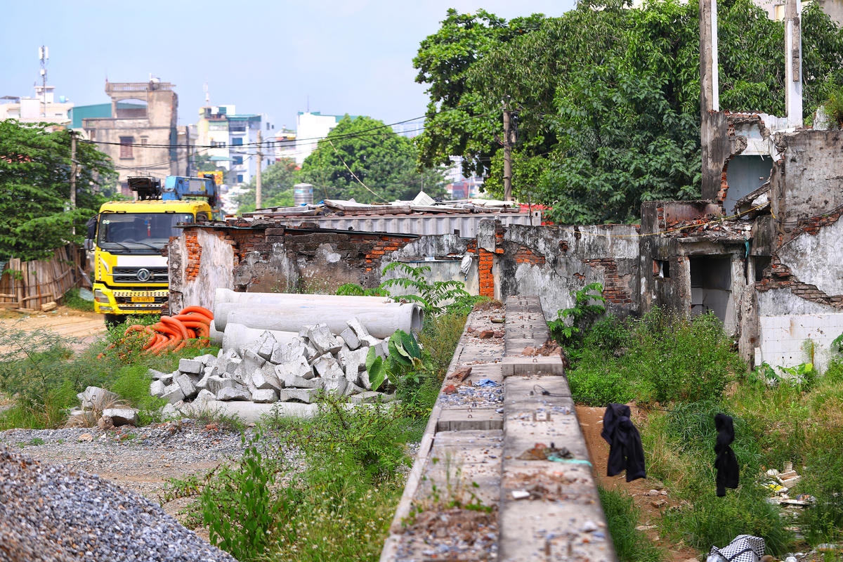 "Tuy nhiên, vướng mắc giải phóng mặt bằng của 1 hộ dân đang làm ảnh hưởng đến tiến độ của dự án. Ngoài ra, triển khai dự án dưới đường ray tàu hỏa vẫn đang hoạt động chỉ cho phép đơn vị triển khai khoảng 2 giờ mỗi ngày cũng khiến việc thi công gặp không ít khó khăn".