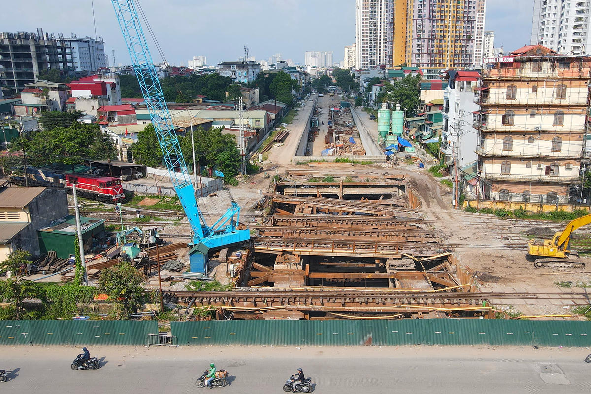 "Các đốt hầm phía Đầm Hồng và Kim Đồng đã cơ bản hoàn thành. Hiện đơn vị đang hoàn thiện các hạng mục tuyến và công trình trên tuyến để đấu nối hạ tầng kỹ thuật với đường Định Công", ông Nguyễn Đình Trang, Phó Giám đốc Ban điều hành chia sẻ.