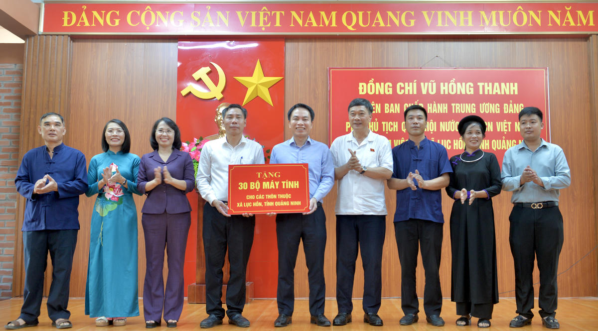 Tập đoàn Công nghiệp Than - Khoáng sản Việt Nam tặng máy tính cho các thôn, bản của xã Lục Hồn để phục vụ công tác chuyển đổi số. Ảnh: Ngọc Anh.