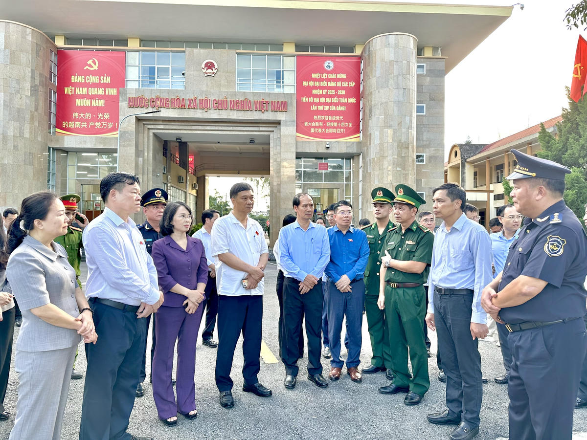 Phó Chủ tịch Quốc hội Vũ Hồng Thanh và đoàn công tác kiểm tra hoạt động xuất nhập khẩu tại Cửa khẩu Hoành Mô. Ảnh: Ngọc Anh