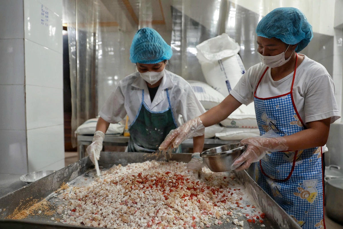 Theo ghi nhận của PV Báo Đại đoàn kết, cứ mỗi dịp Rằm tháng 8 Âm lịch, không khí tại làng nghề bánh Trung thu Xuân Đỉnh lại trở nên rộn ràng, với những âm thanh đảo nhân, tiếng khuôn bánh kêu lộp cộp... và mùi bánh chín thơm nức mũi.