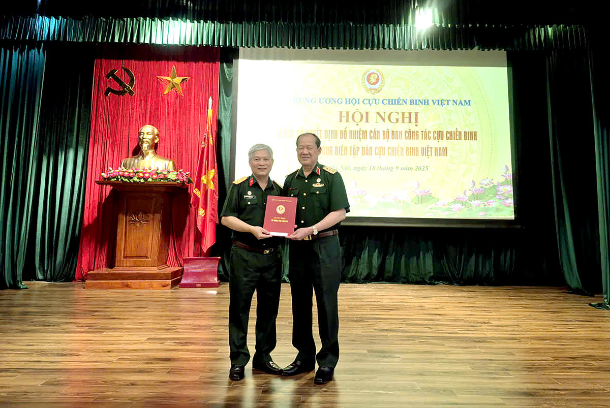 Thượng tướng Bế Xuân Trường trao Quyết định bổ nhiệm Đại tá Đỗ Phú Thọ giữ chức Tổng biên tập Báo Cựu chiến binh Việt Nam.