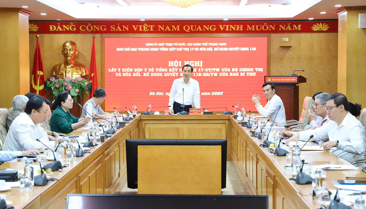 Ông Nguyễn Thái Học - Phó Bí thư Đảng ủy MTTQ, các đoàn thể Trung ương phát biểu tại hội nghị góp ý. Ảnh: V. Hiển