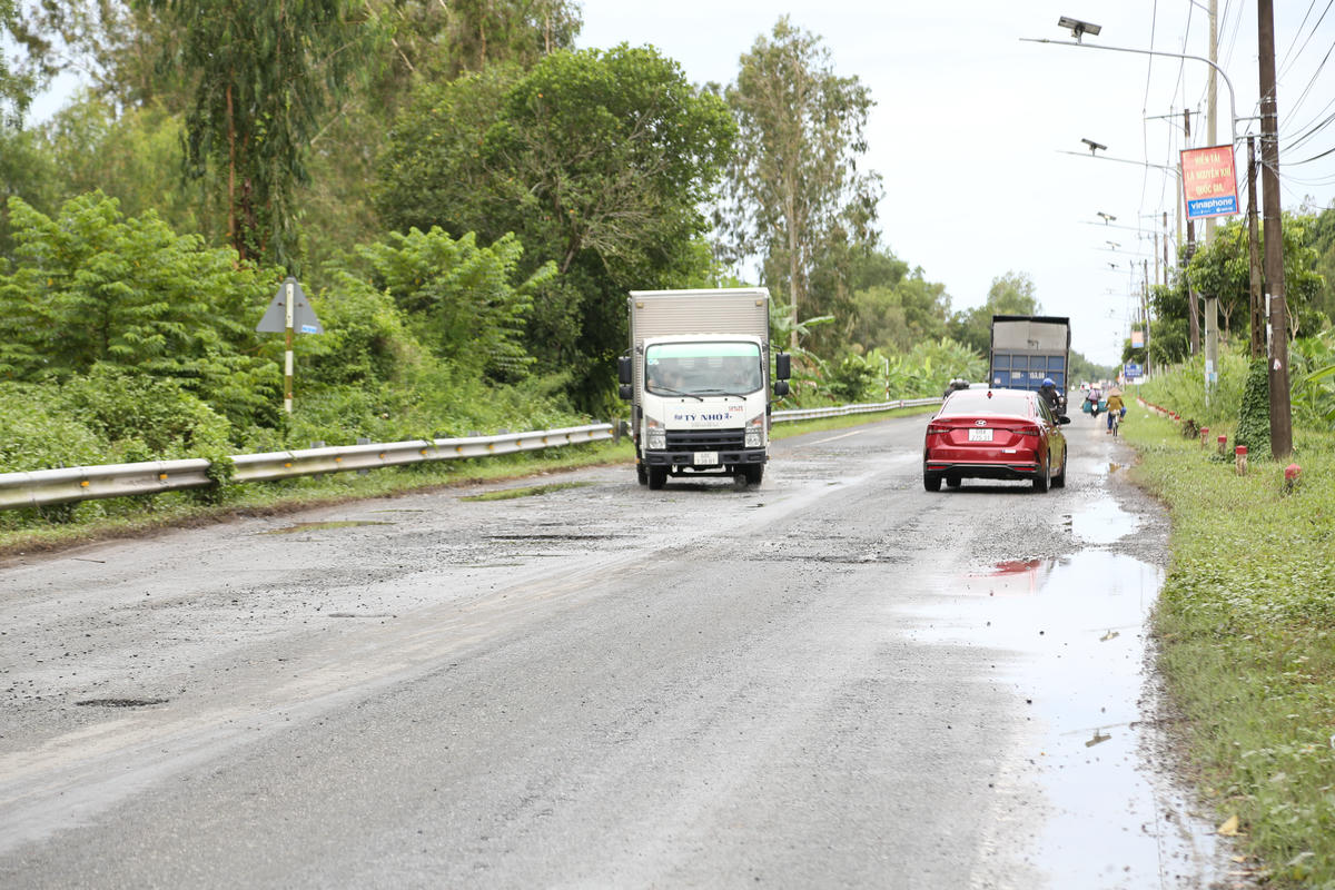 Trong khi đó, Bộ Xây dựng vừa có Văn bản số 9992/BXD-KHTC ngày 16/9/2025, gửi Đoàn Đại biểu Quốc hội tỉnh An Giang để trả lời kiến nghị của cử tri tỉnh An Giang gửi đến sau Kỳ họp thứ 9, Quốc hội khóa XV, trong đó có kiến nghị sớm nâng cấp, sửa chữa Quốc lộ 61.  (ảnh: Thanh Tiến)