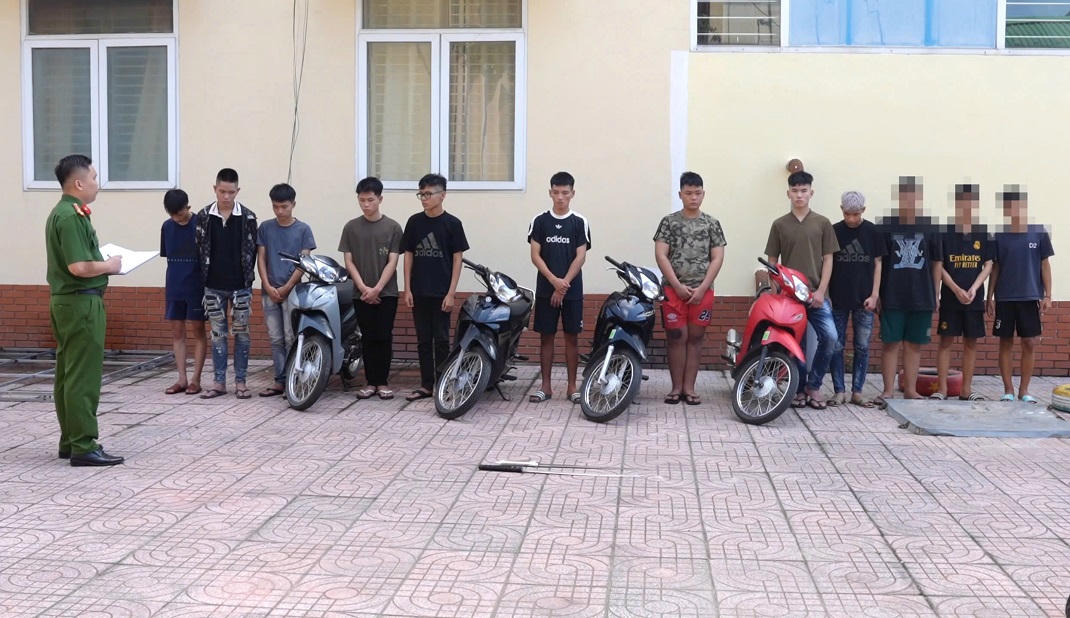 Các đối tượng cùng tang vật tại Cơ quan Công an. Ảnh: Công an tỉnh Nghệ An.