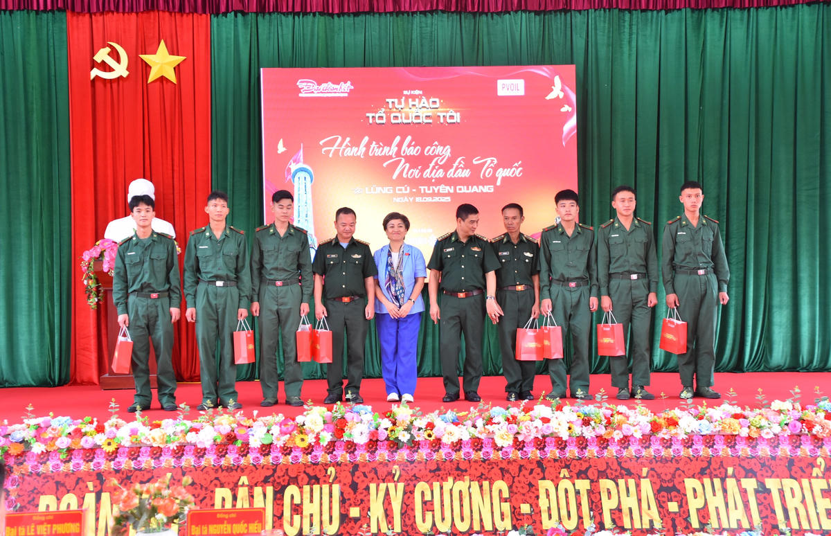 Bà Phan Minh Thu - Phó trưởng Ban tổ chức, Chủ tịch HĐQT Công ty Cổ phần Sen Cộng trao quà cho cán bộ, chiến sĩ biên phòng có hoàn cảnh khó khăn.