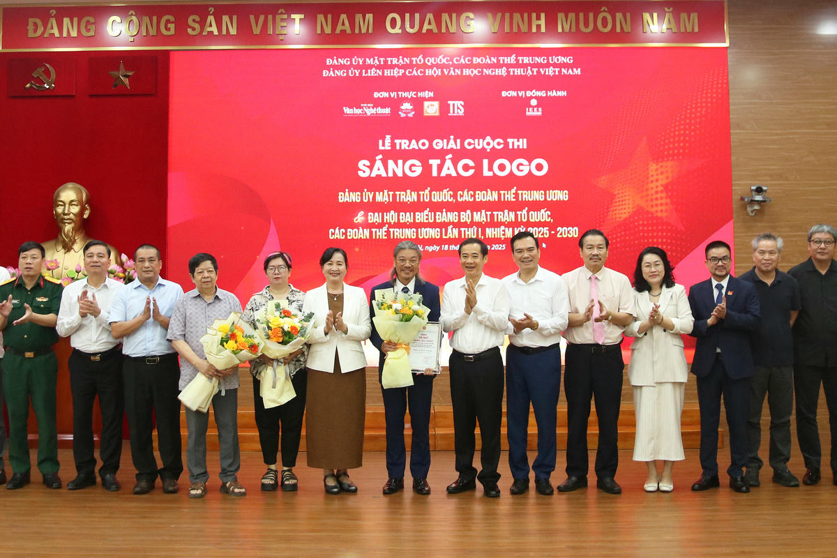 Phó Bí thư Đảng ủy MTTQ, các đoàn thể Trung ương Nguyễn Thái Học trao giải thưởng và tặng hoa chúc mừng các tác giả, nhóm tác giả dự thi. Ảnh: Tiến Đạt.