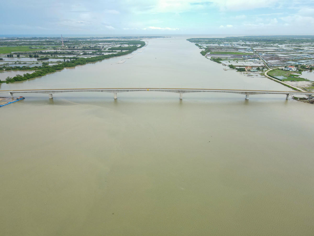 Theo người dân xã Giao Minh, suốt nhiều thế kỷ qua, khu vực cửa Ba Lạt, nơi sông Hồng đổ ra biển, chỉ có đò ngang phục vụ việc qua lại của người dân 2 bờ. Việc đi lại bằng đò vừa tiềm ẩn nhiều nguy hiểm, vừa không đáp ứng được nhu cầu phát triển kinh tế. Ảnh: Đình Minh