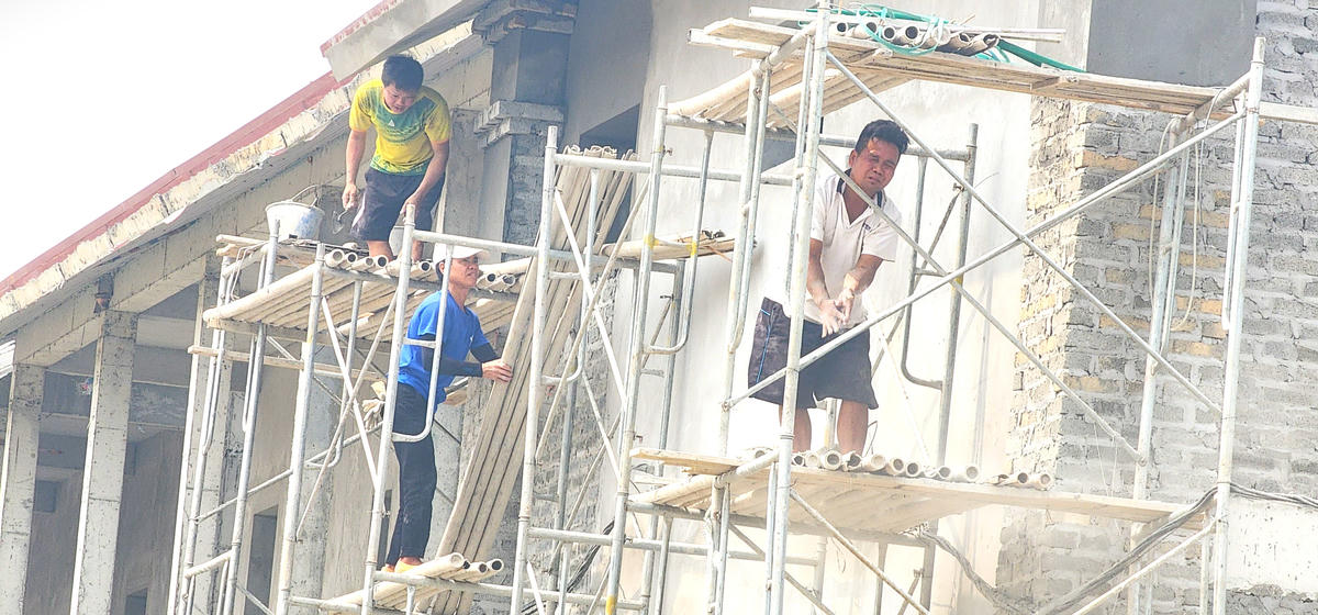 Người lao động không được trang bị bảo hộ lao động tại một công trình xây dựng trên địa bàn xã An Khánh (Hà Nội).  	Ảnh: K.H