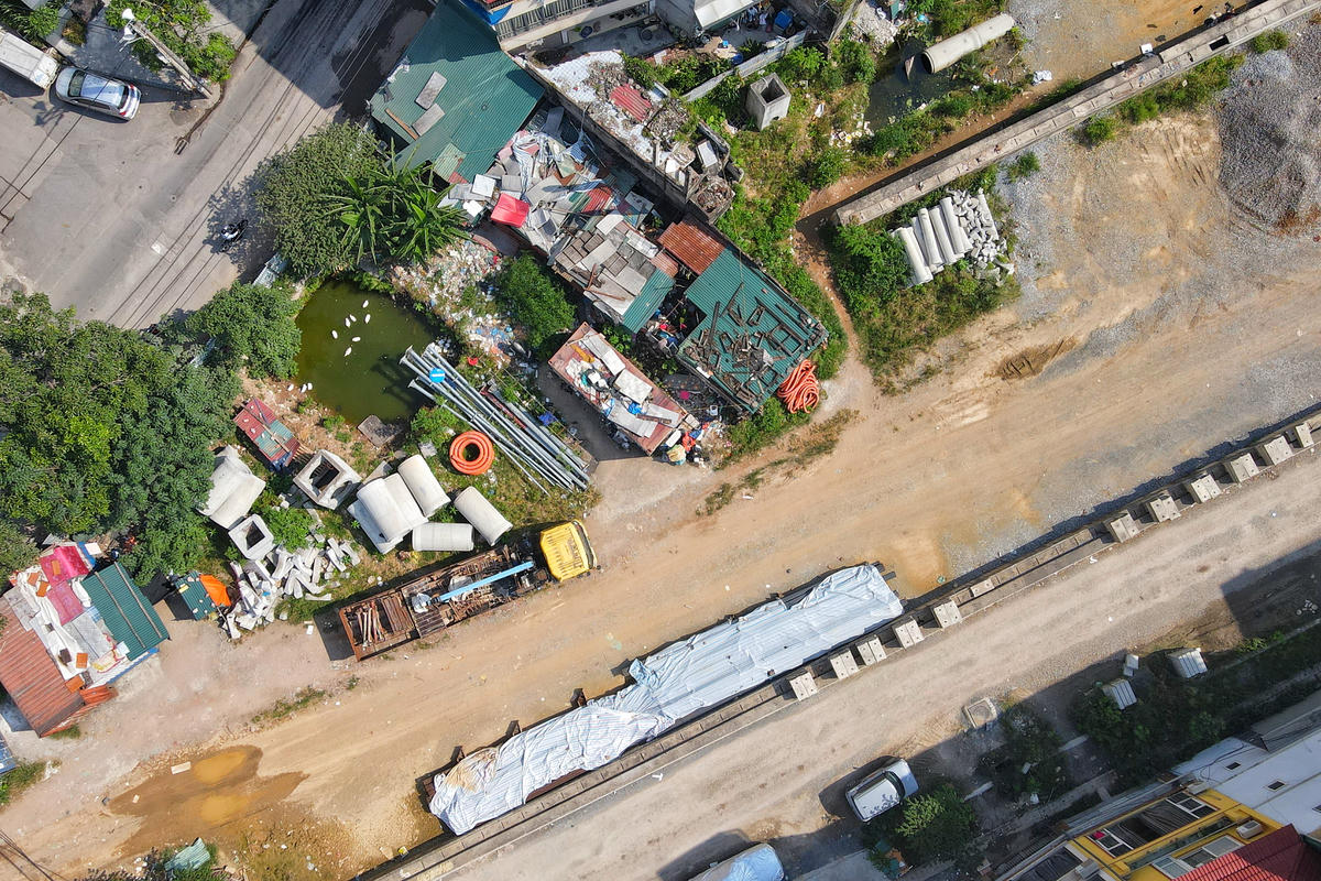 Ông Ngô Văn Thiện, Tư vấn giám sát trưởng của dự án hầm chui Kim Đồng cho biết, công tác quản lý chất lượng của dự án được triển khai nghiêm ngặt, tuân thủ chặt chẽ các quy định của pháp luật. Đến hết tháng 12/2025, về cơ bản dự án sẽ được hoàn thành và có thể đưa vào khai thác trong quý I/2026.