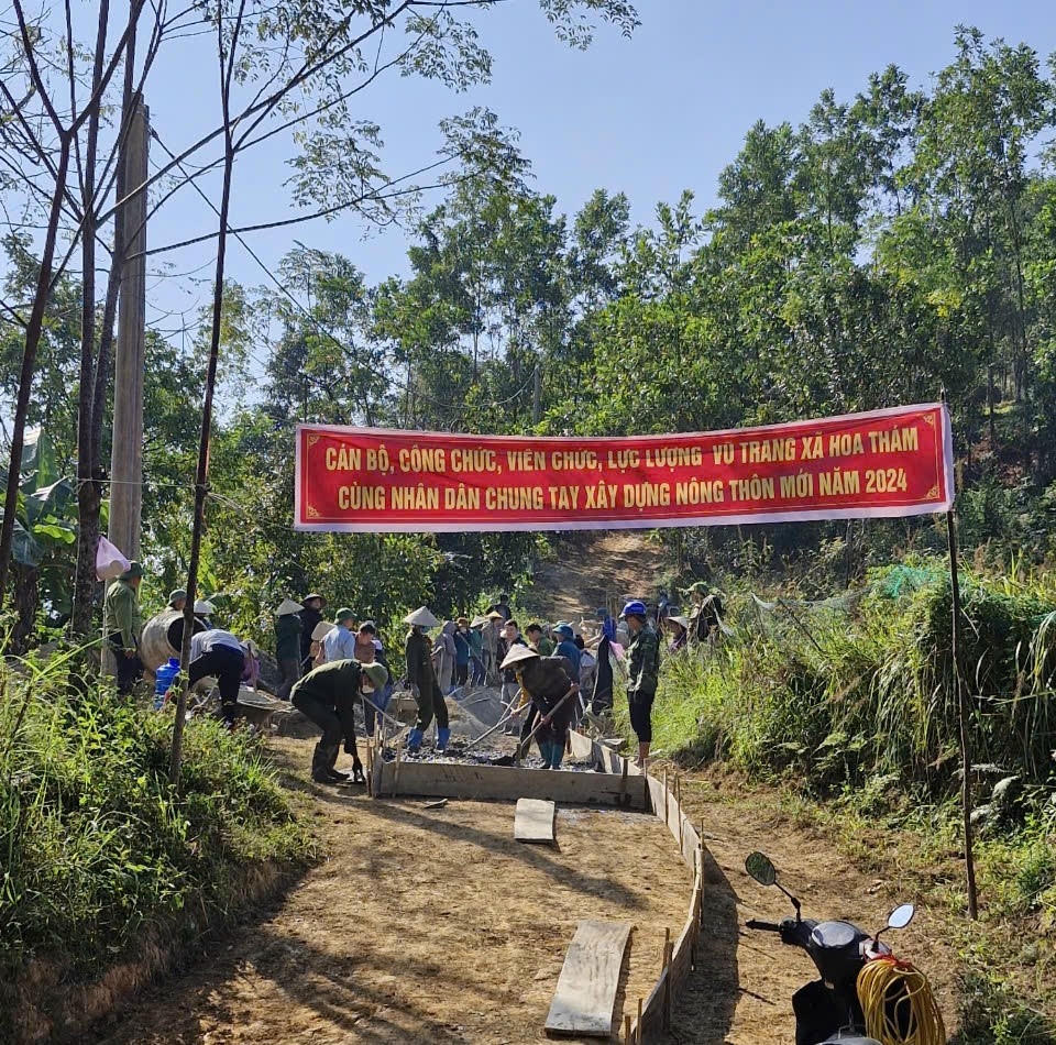 Bằng sự chung tay, đồng lòng của nhân dân, những con đường đất lầy lội đã thay áo mới bằng bê tông sạch đẹp.