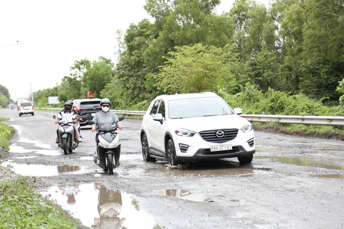 Liên quen đến vấn đề này, trả lời chất vấn của Đại biểu HĐND tại phiên họp HĐND tỉnh An Giang vào chiều 29/7, ông Lê Việt Bắc - Giám đốc Sở Xây dựng tỉnh An Giang cho biết, Quốc Lộ 61 trước đây do Ban Quản lý dự án Đường Hồ Chí Minh làm chủ đầu tư và đưa vào khai thác từ năm 2016. Đường chỉ được cán đá láng nhựa nên tuổi thọ ngắn hơn so với thảm nhựa và thường dễ hư hỏng trong mùa mưa.  (ảnh: Thanh Tiến)