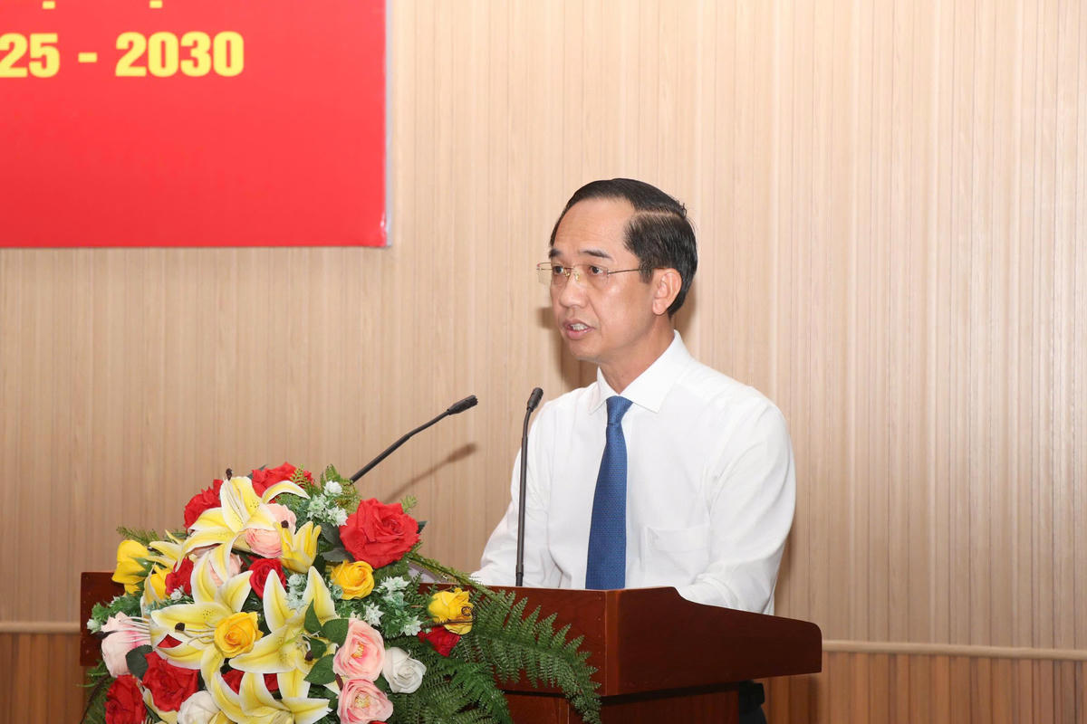 Tân Phó Bí thư Tỉnh ủy Cà Mau Hồ Thanh Thủy phát biểu nhận nhiệm vụ mới. Ảnh: Nguyên Du