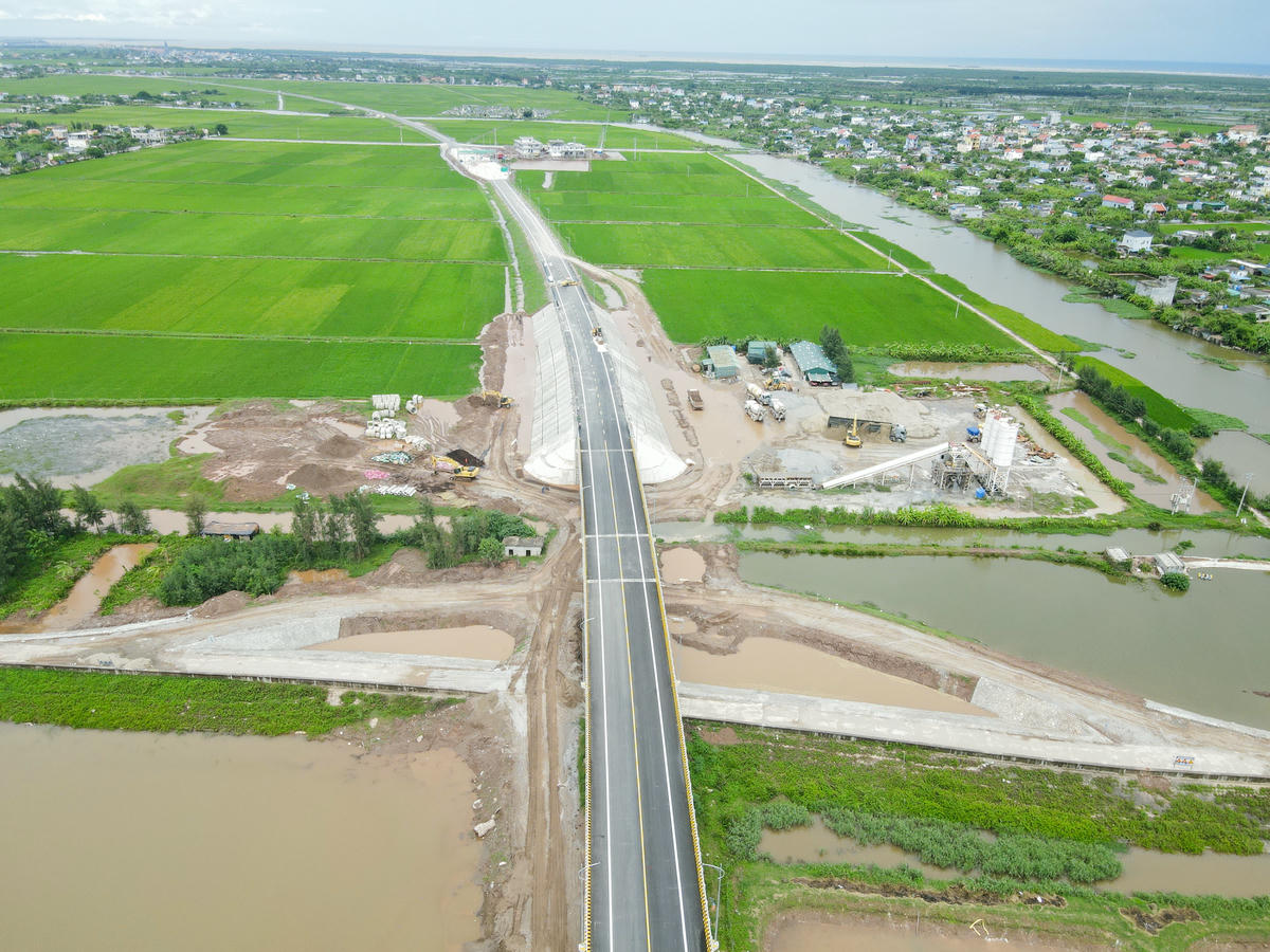 Phía đầu cầu thuộc tỉnh Hưng Yên, hiện đã được lắp đặt trạm thu phí và biển giới hạn tốc độ. Ảnh: Đình Minh