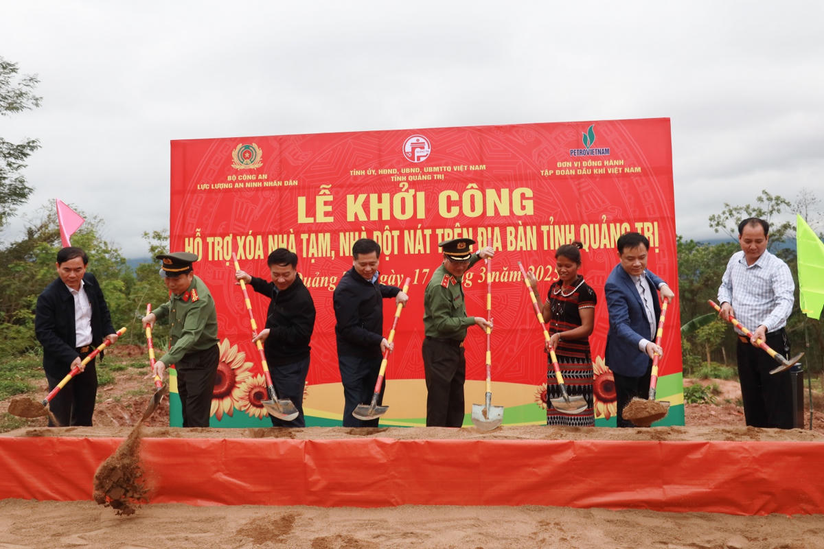 Tổng Giám đốc Petrovietnam Lê Ngọc Sơn (thứ 2 từ phải sang) cùng các đại biểu thực hiện nghi thức khởi công những căn nhà mới trong Chương trình xoá nhà tạm, nhà dột nát trên địa bàn tỉnh Quảng Trị vào tháng 3 năm 2025.