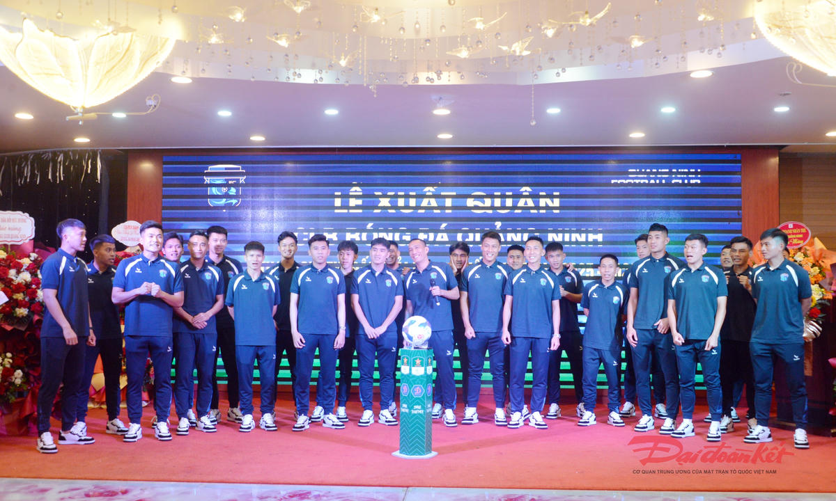 Các cầu thủ CLB Bóng đá Quảng Ninh tại lễ xuất quân. Ảnh: Nguyễn Quý.