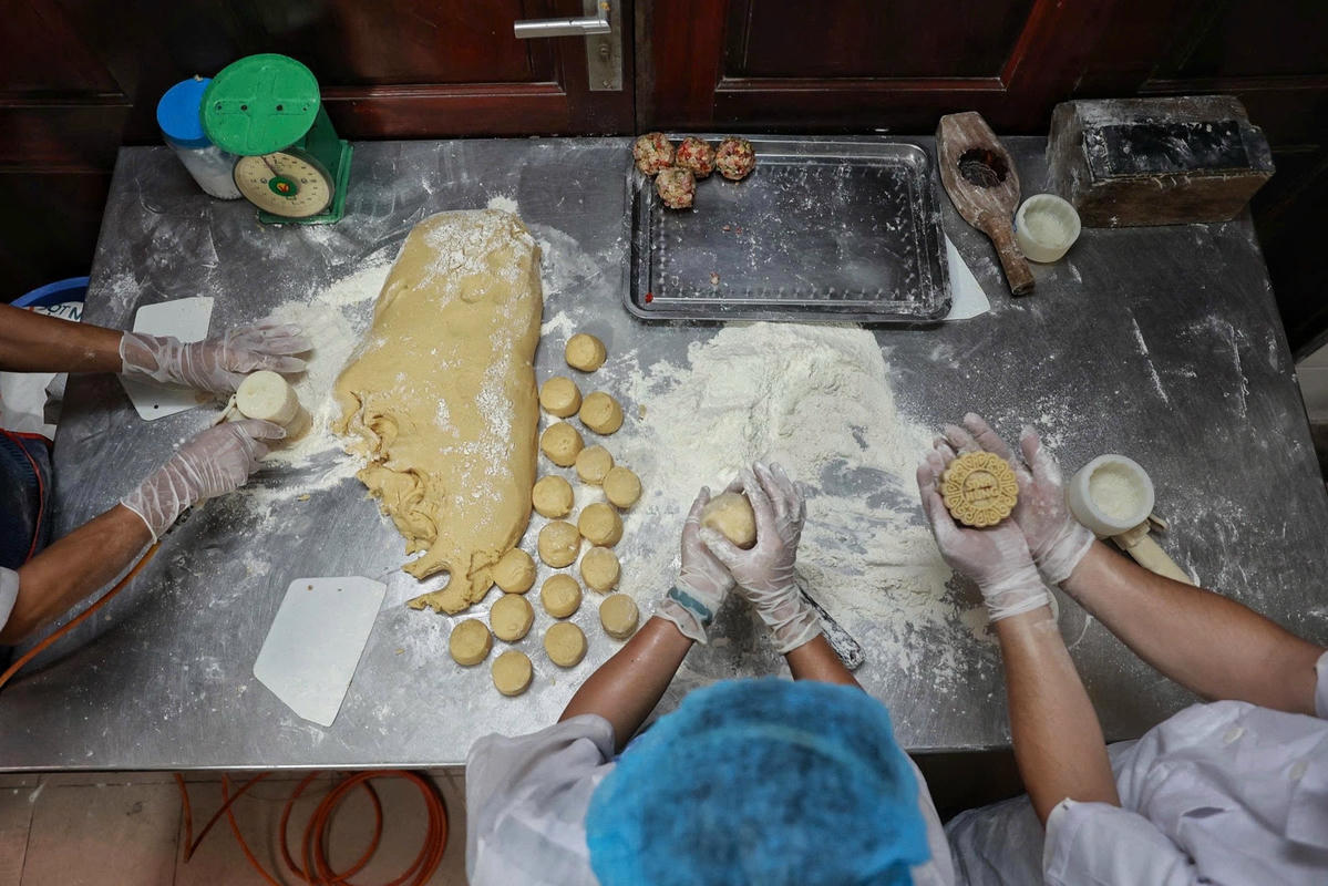 Các công đoạn từ trộn bột vỏ bánh, nhồi nhân, cho vào khuôn và ép bánh thành hình đều được thực hiện tỉ mỉ để vỏ bánh không bị bục khi nướng.