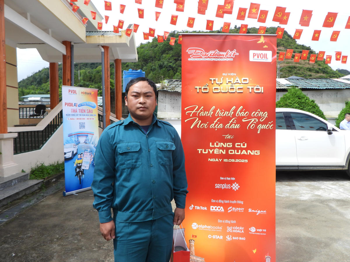 Anh Giàng Mí Nhù bày tỏ sự xúc động khi nhận được 60 triệu đồng tiền hỗ trợ xây nhà từ Ban Tổ chức Chương trình.