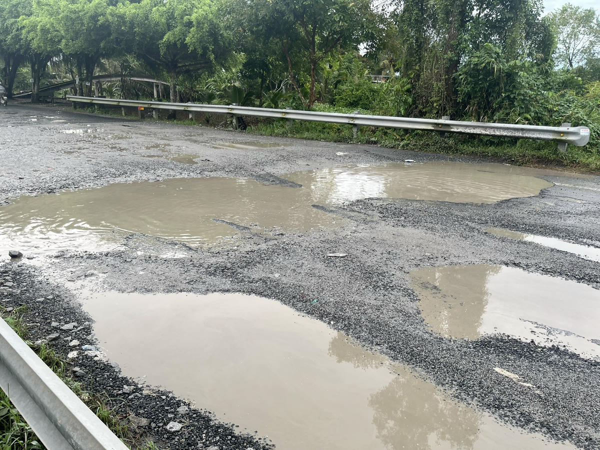 Nhiều ổ voi, ổ gà ở khắp đoạn đường khiến việc di chuyển của các phượng tiện rất khó khăn, nguy cơ tiềm ẩn tai nạn giao thông nhất là vào ban đêm.  (ảnh: Thanh Tiến)