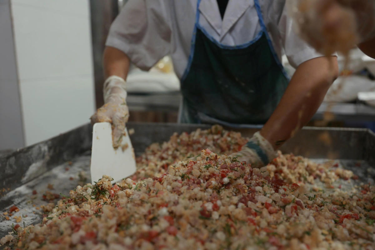 Nguyên liệu làm nhân bánh nướng thập cẩm truyền thống có mỡ lợn, lạp xưởng, quất, lá chanh, hạt sen, giăm bông... được trộn đều với nhau.