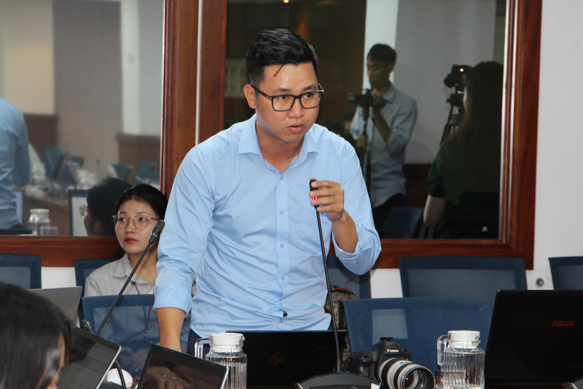 Phóng viên của một cơ quan báo chí đặt câu hỏi cho đại diện HEPZA tại buổi họp báo. Ảnh: Q.Định.