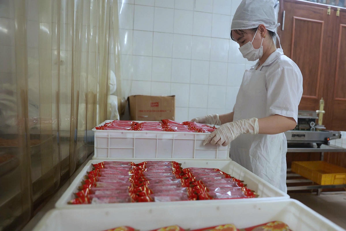 Theo chủ cơ sở sản xuất bánh Trung thu đã có 60 năm kinh nghiệm tại làng Xuân Đỉnh cho hay, việc sản xuất bánh hàng ngày đều có số lượng nhất định và chỉ bán tại cửa hàng. Do bánh được làm thủ công nên chỉ có hạn sử dụng 10 ngày kể từ lúc ra lò, không sản xuất ồ ạt tránh giảm chất lượng.