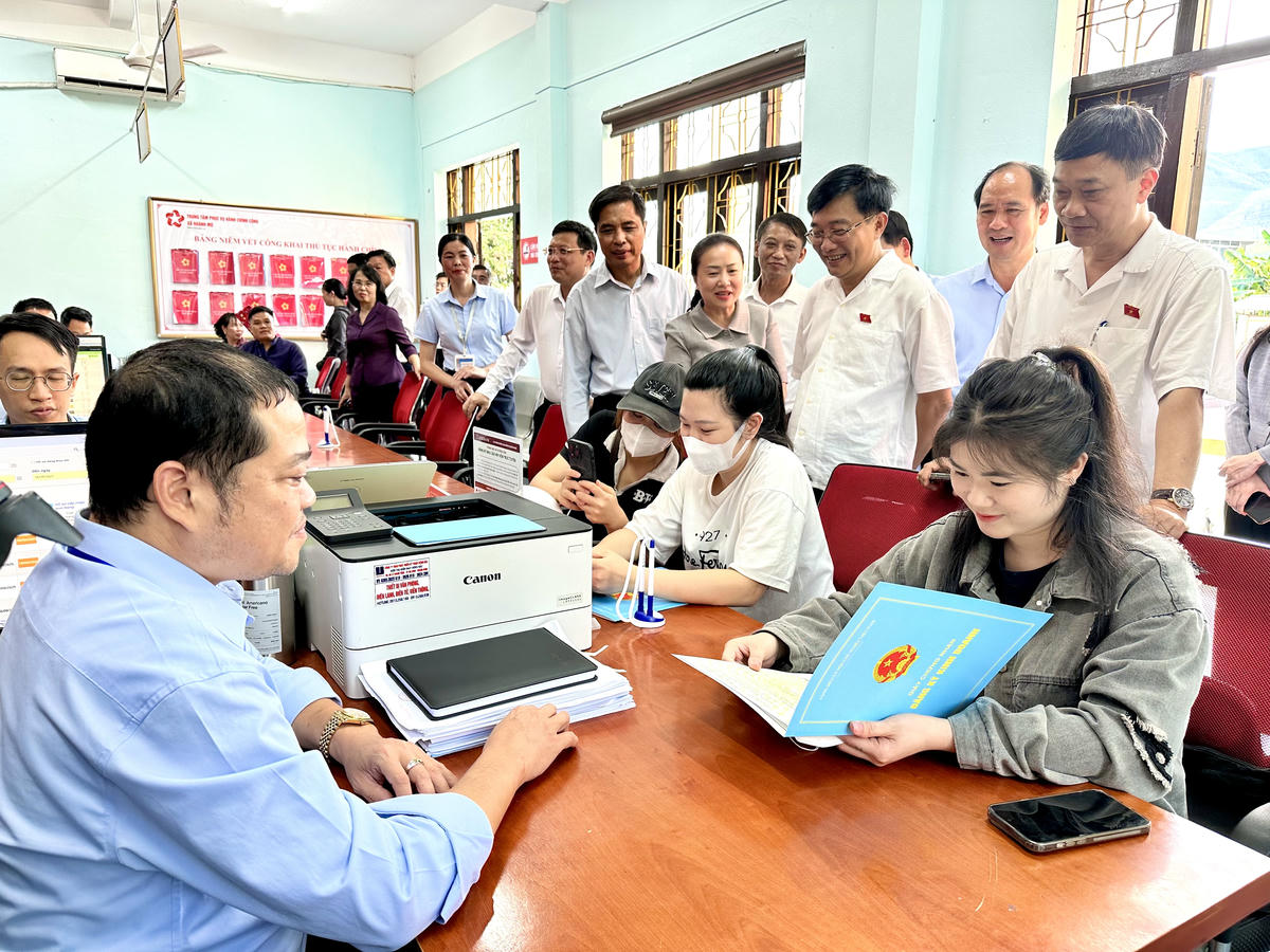 Phó Chủ tịch Quốc hội Vũ Hồng Thanh cùng đoàn công tác của Ủy ban Thường vụ Quốc hội kiểm tra tại Trung tâm Phục vụ Hành chính công xã Hoành Mô. Ảnh: Ngọc Anh.