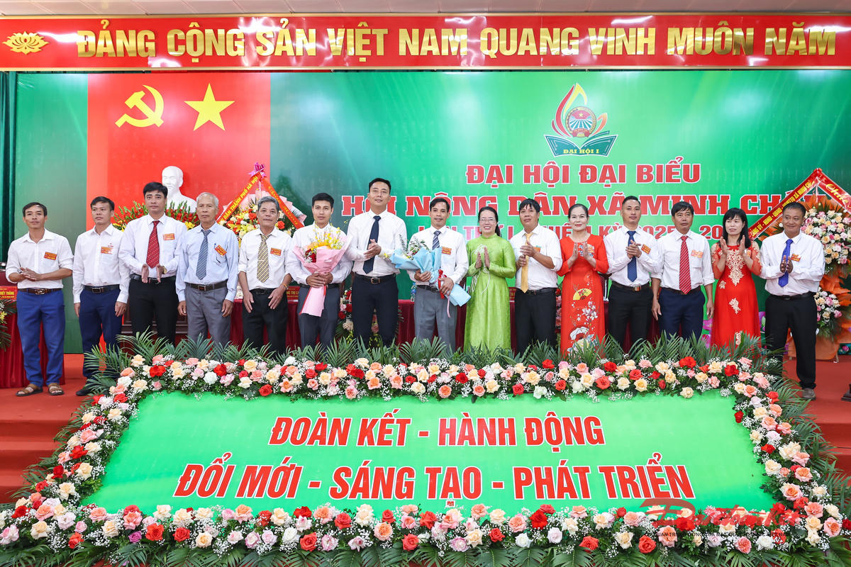 Ban Chấp hành khoá I Hội Nông dân xã Minh Châu ra mắt Đại hội. Ảnh: Quang Vinh