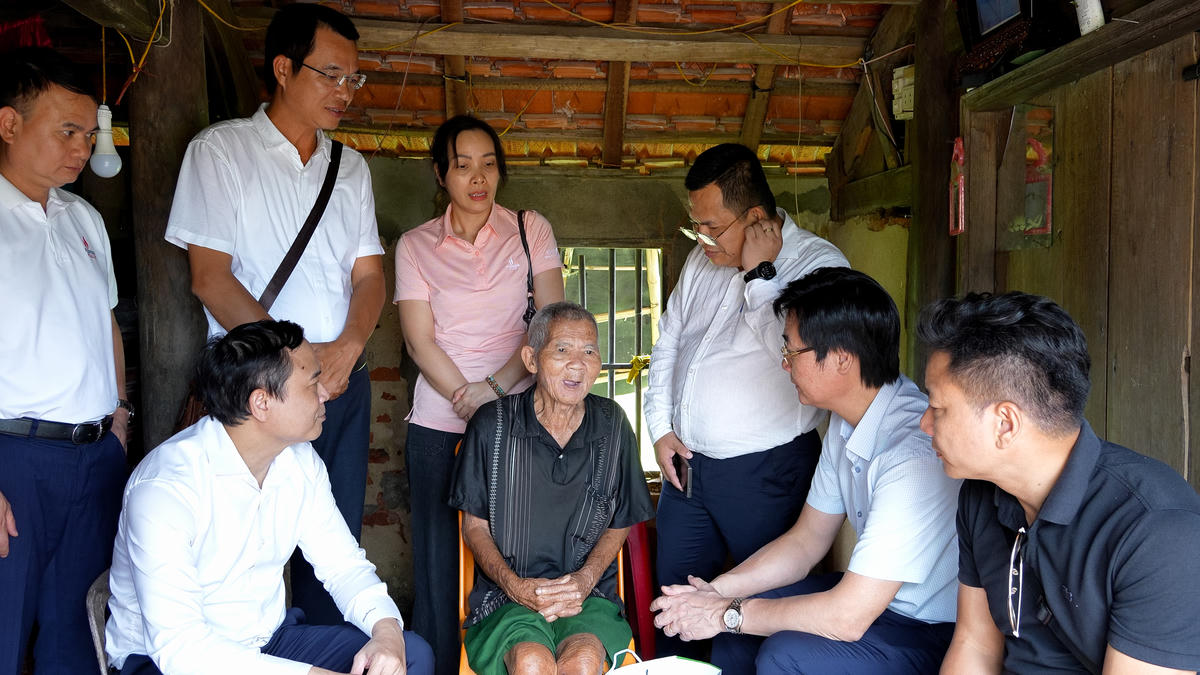 Ông Nguyễn Mạnh Kha - Ủy viên BCH Tổng Liên đoàn Lao động Việt Nam, Ủy viên BCH bộ Tập đoàn, Phó Chủ tịch Thường trực Công đoàn Petrovietnam cùng các đơn vị, đã đến từng hộ gia đình trao những phần quà thiết thực nhằm giúp đỡ bà con ổn định cuộc sống sau cơn bão số 5.