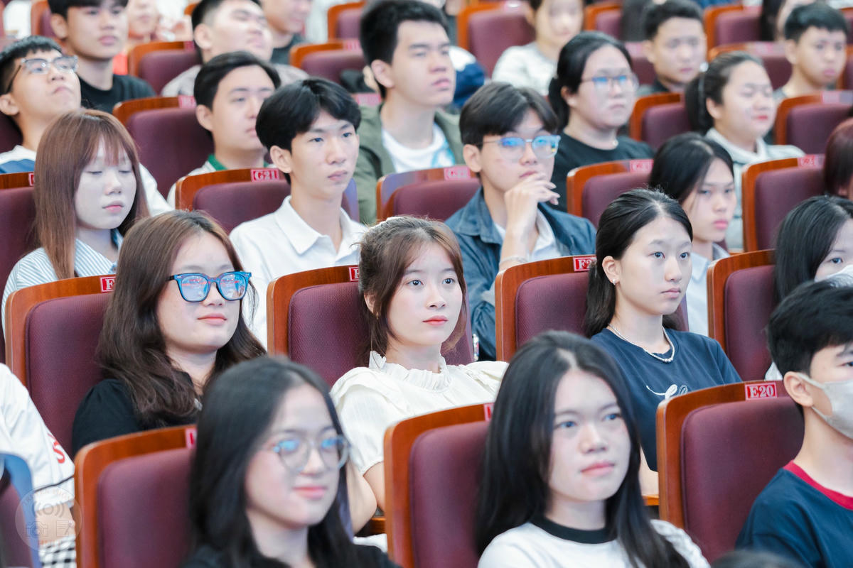 Tân sinh viên Trường ĐH Công thương TPHCM tham gia Tuần sinh hoạt Công dân – Sinh viên năm học 2025-2026. 	Ảnh: HUIT