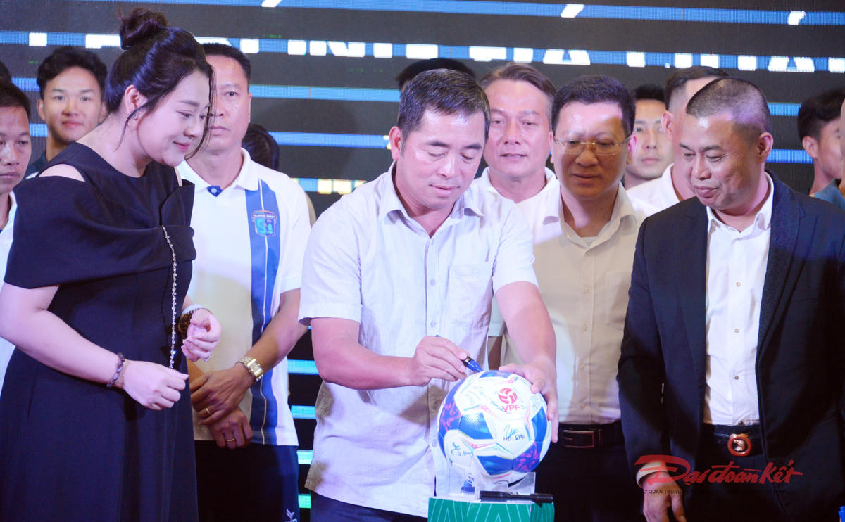 Lãnh đạo Sở Văn hóa, Thể thao và Du lịch Quảng Ninh ký tên lên trái bóng lưu niệm tại lễ xuất quân của CLB Bóng đá Quảng Ninh. Ảnh: Nguyễn Quý.