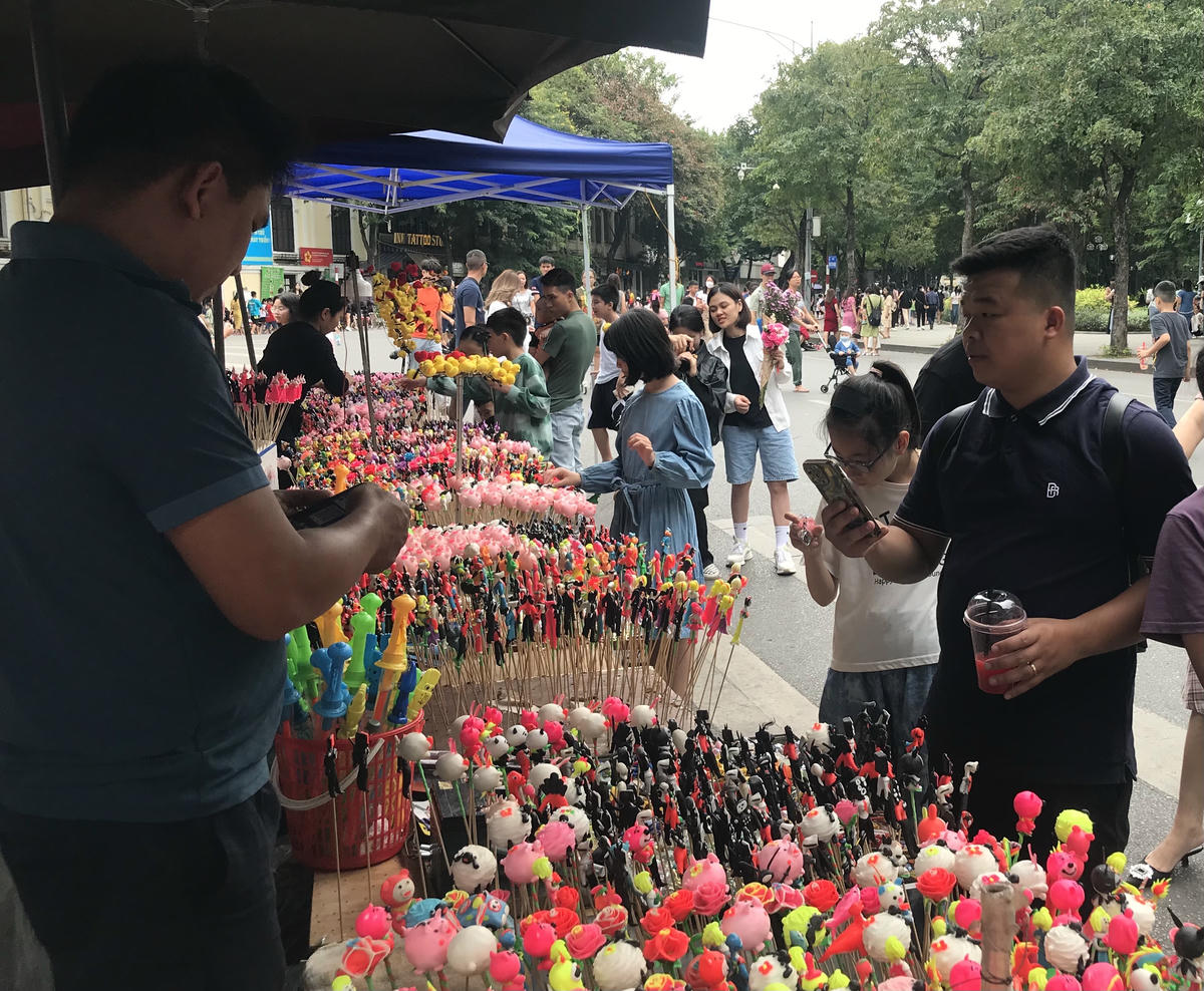 Không gian đi bộ khu vực hồ Hoàn Kiếm. Ảnh: Lê Minh