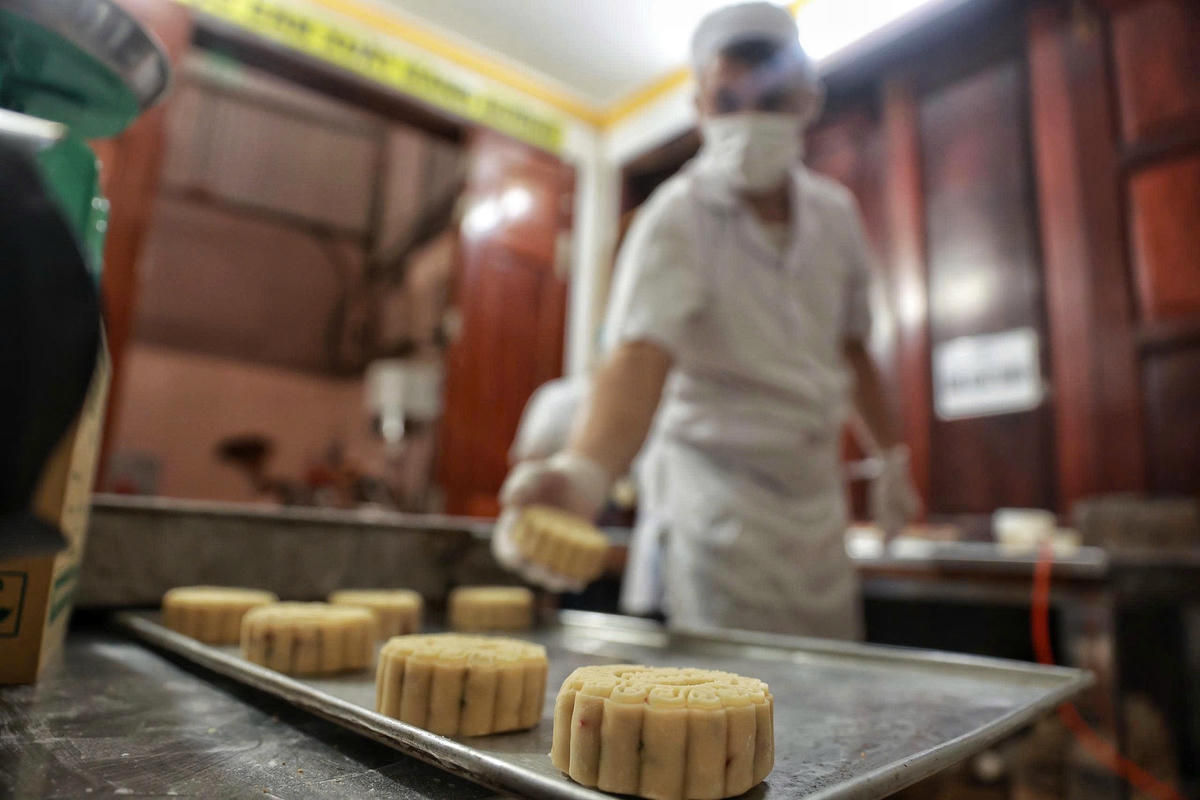 Sau khi hoàn thành những công đoạn trên, từng chiếc bánh Trung thu đã bắt đầu thành hình.