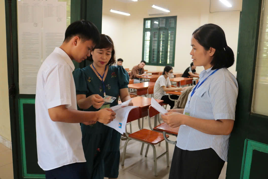 Cán bộ coi thi kiểm tra thông tin thí sinh tại Kỳ thi tốt nghiệp THPT năm 2025. Ảnh: Nguyễn Hoài