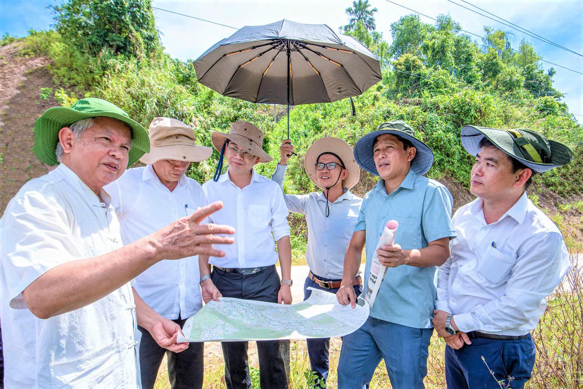Các nhà đầu tư khảo sát khảo thực tế, tìm cơ hội đầu tư tại xã Hiệp Đức. Ảnh: CV.