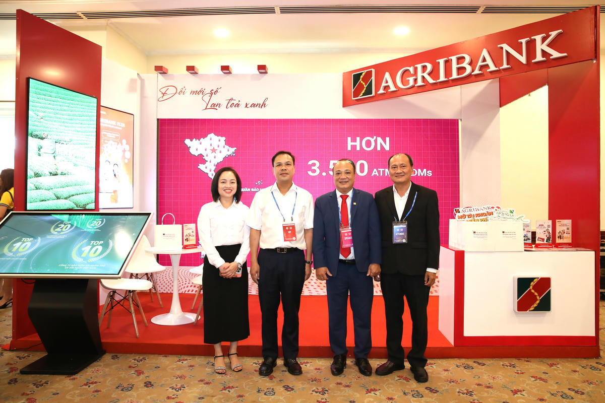 Phó Tổng Giám đốc Agribank Lê Hồng Phúc thăm gian hàng Agribank trong khuôn khổ diễn đàn