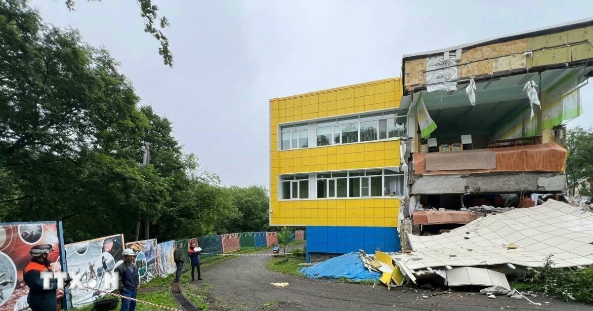 Một nhà trẻ bị hư hại sau trận động đất ở Petropavlovsk-Kamchatka, Nga, ngày 30/7/2025. (Ảnh: THX/TTXVN).