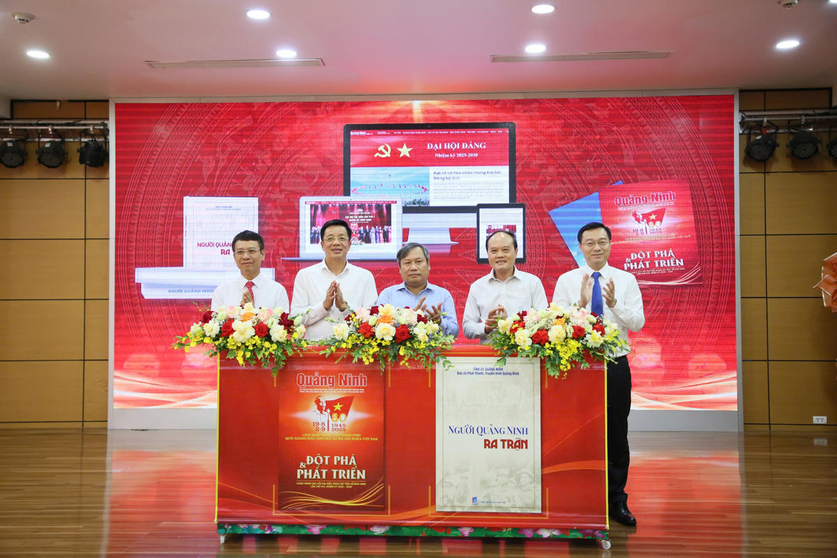 Các đại biểu thực hiện nghi thức ra mắt chuyên trang Đại hội Đảng và các ấn phẩm đặc biệt chào mừng Đại hội đại biểu Đảng bộ tỉnh Quảng Ninh lần thứ XVI. Ảnh: MH