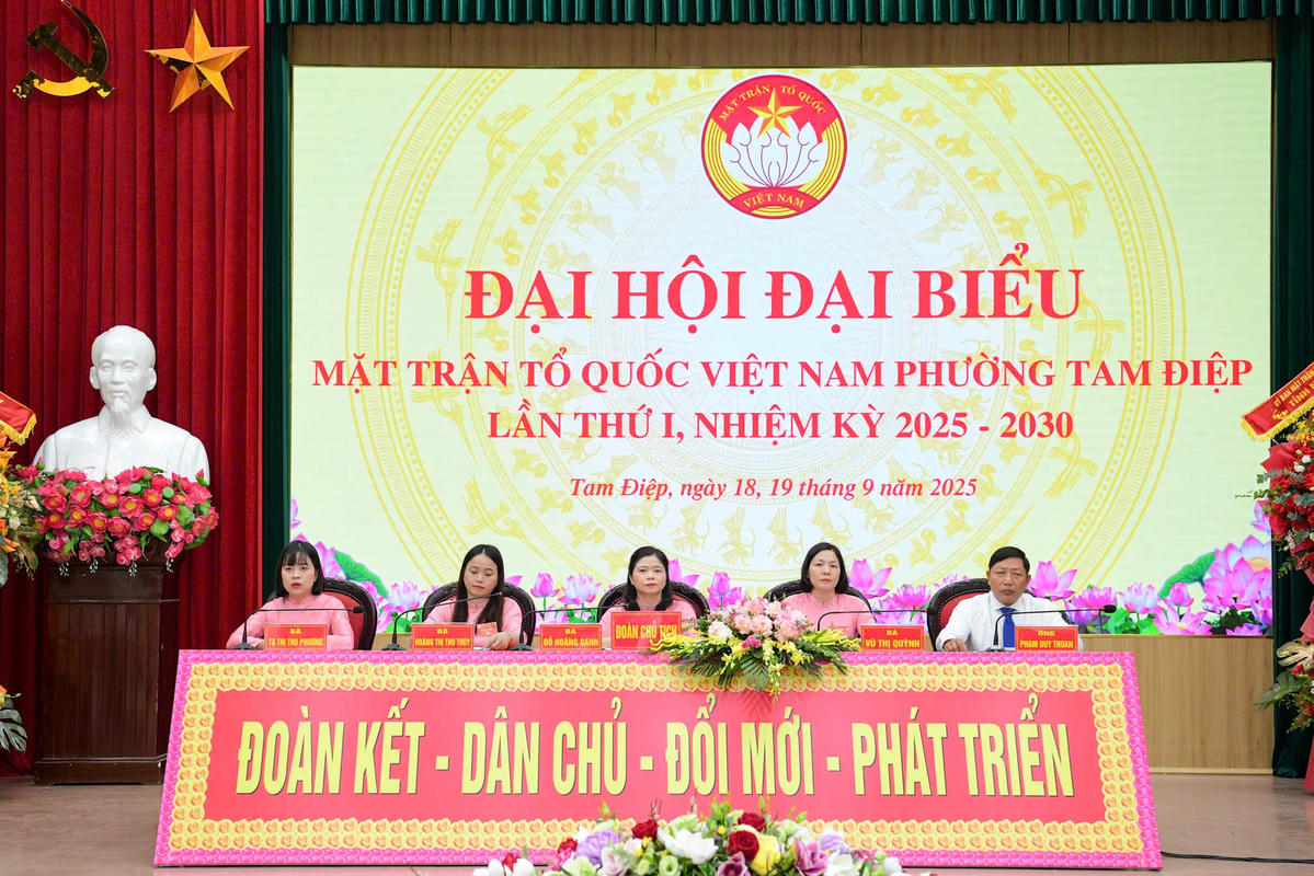 Đoàn Chủ tịch điều hành đại hội. Ảnh: Trường Giang