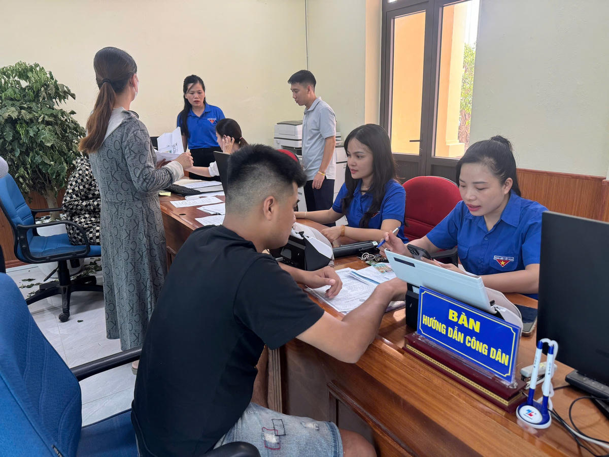 Đoàn viên thanh niên xã Phú Xuyên hỗ trợ người dân tiếp cận dịch vụ công trực tuyến.