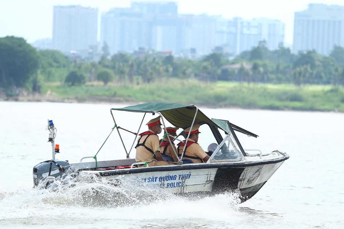 Trước tình trạng một số người dân sử dụng kích điện để đánh bắt cá trên sông Hồng, gây ảnh hưởng đến nguồn lợi thủy sản và tiềm ẩn nguy cơ mất an toàn, Đội Cảnh sát đường thủy số 2, Phòng Cảnh sát giao thông tăng cường tuần tra, kiểm soát để kịp thời phát hiện, xử lý nghiêm.