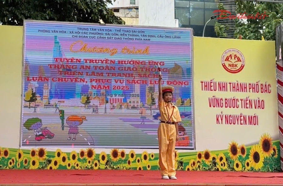 Các em học sinh được trải nghiệm qua các tình huống giả định trong giao thông. Ảnh: Văn Lịch