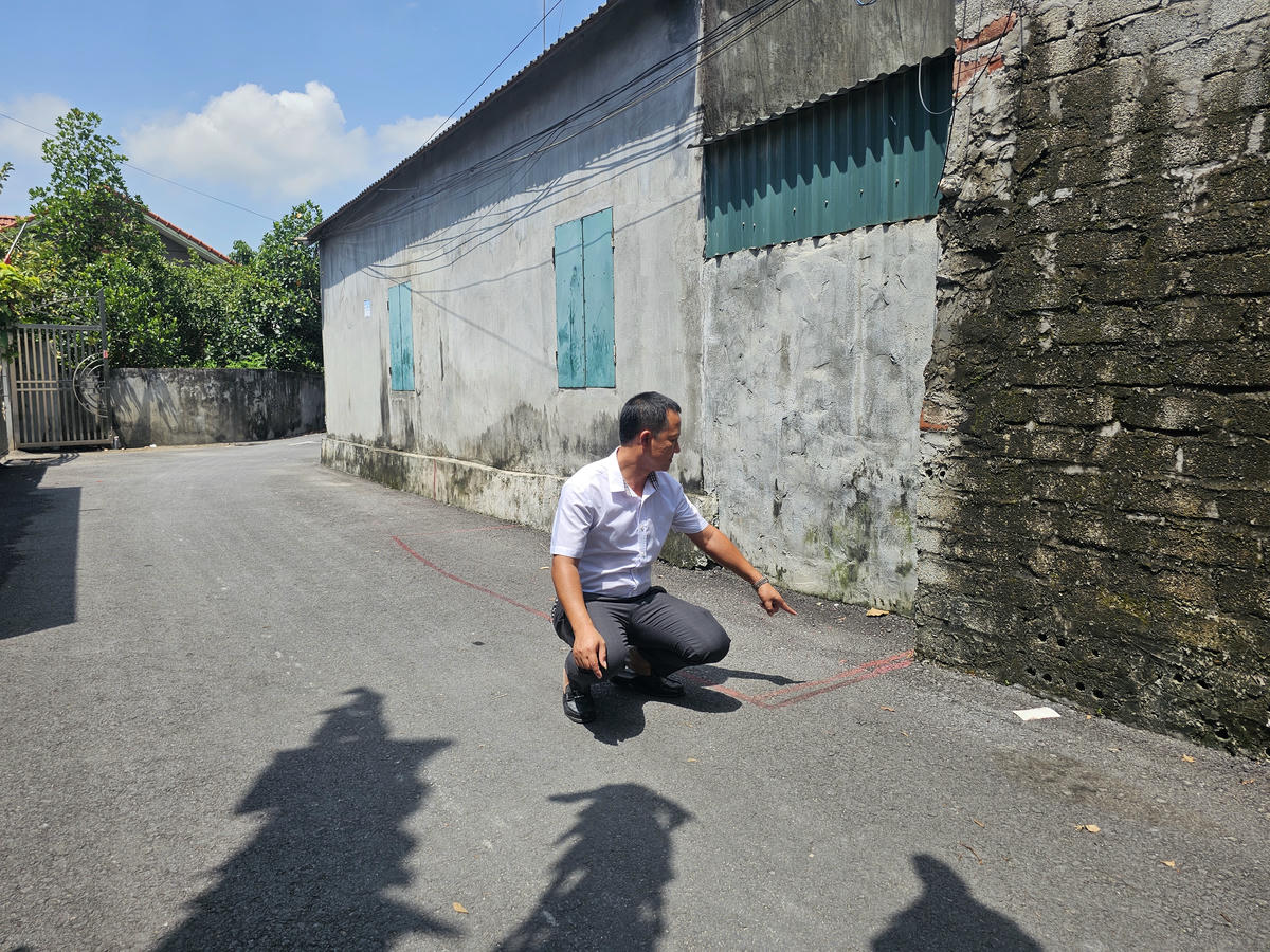 Anh Long huy động kinh phí từ nguồn xã hội hóa xây lại tường rào cho các hộ dân hiến đất làm đường. Ảnh: Đình Minh.