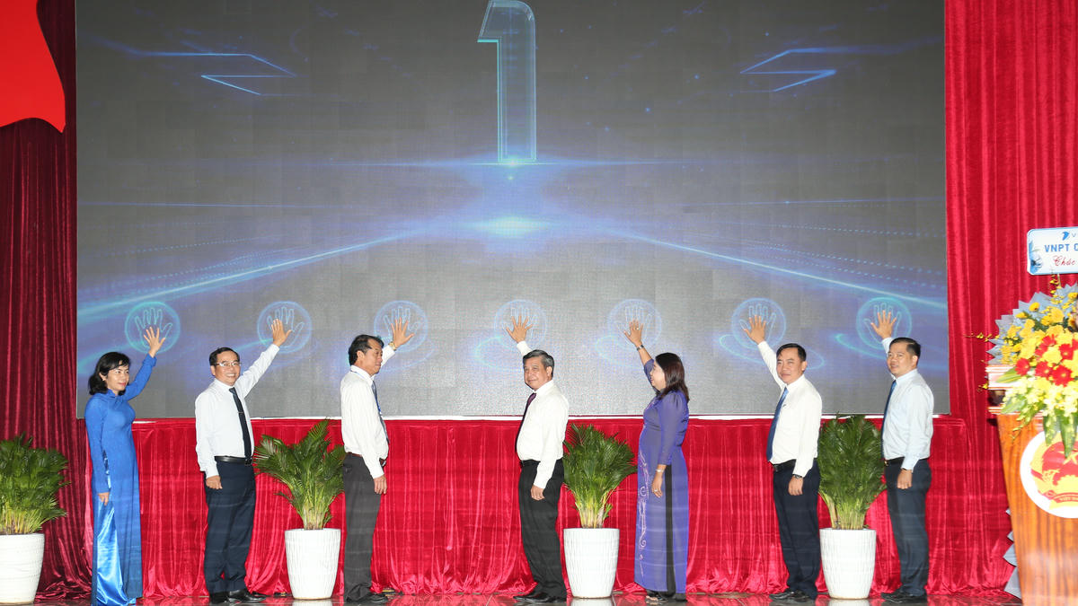 Các đại biểu thực hiện thực hiện nghi thức nhấn nút ra mắt Trang thông tin điện tử. (ảnh: Thanh Tiến)