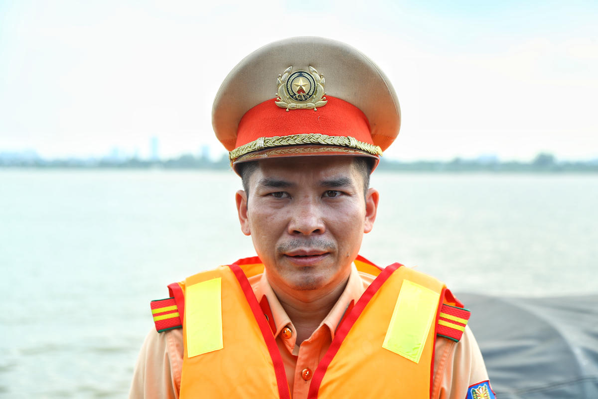 Thiếu tá Đặng Minh Thành, cán bộ Đội Cảnh sát đường thủy số 2 cho biết: “Ngoài việc tuần tra, kiểm soát, kịp thời phát hiện và xử lý các trường hợp vi phạm, đơn vị thường xuyên phối hợp chính quyền địa phương và cơ quan báo chí đẩy mạnh tuyên truyền pháp luật, đặc biệt là hành vi đánh bắt cá bằng kích điện, nhằm nâng cao ý thức chấp hành của người dân, bảo vệ nguồn lợi thủy sản và môi trường sinh thái”.