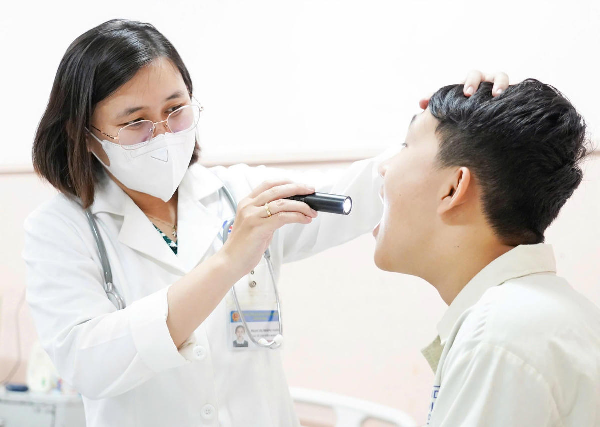 Các bác sĩ khuyến cáo, phụ huynh cần chăm sóc kỹ giúp trẻ hạn chế nhiễm bệnh vào mùa tựu trường. Ảnh: M.T.