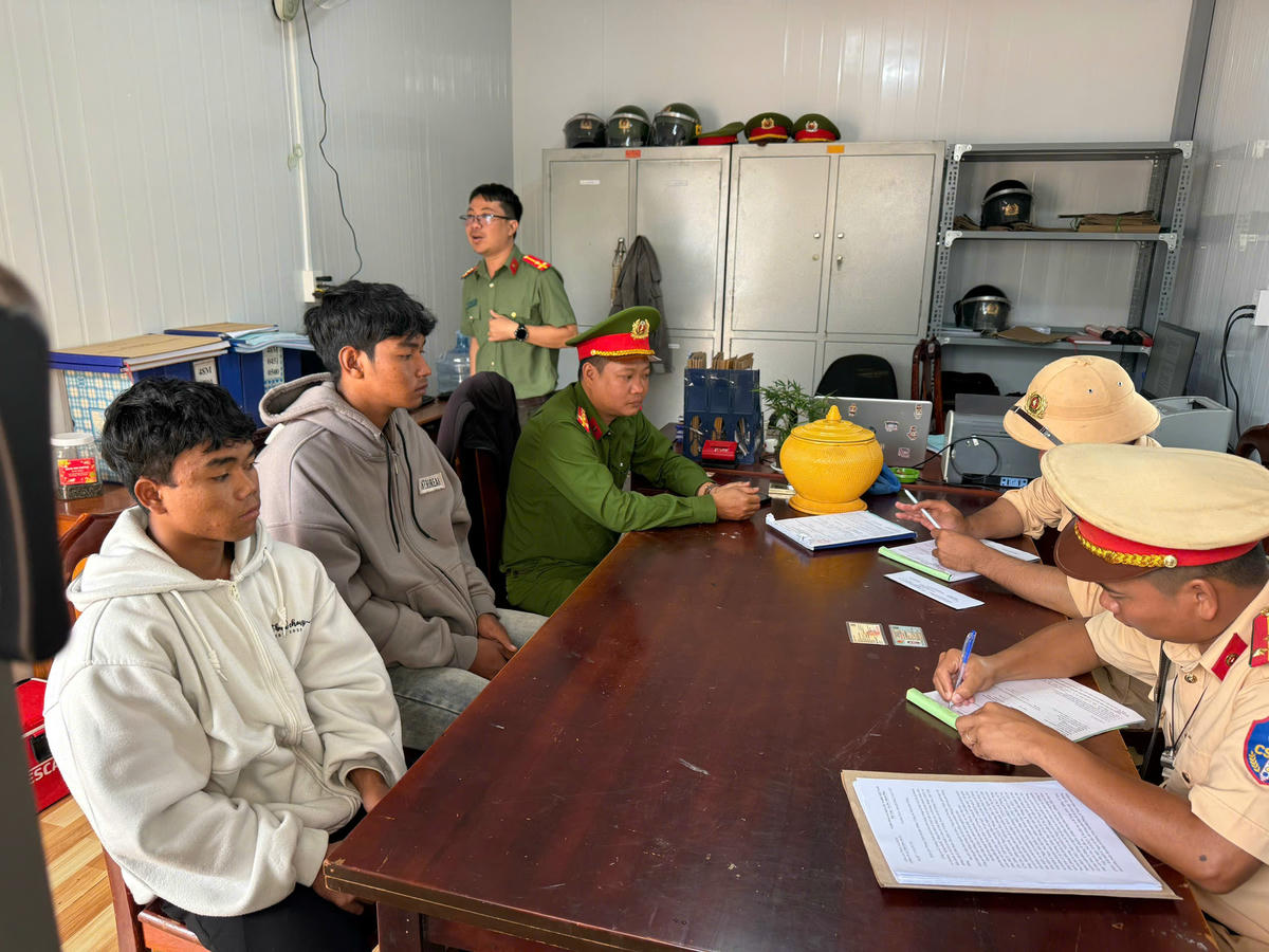 Đội Cảnh sát giao thông đường bộ đang lập biên bản xử phạt các đối tượng. Ảnh: TT.