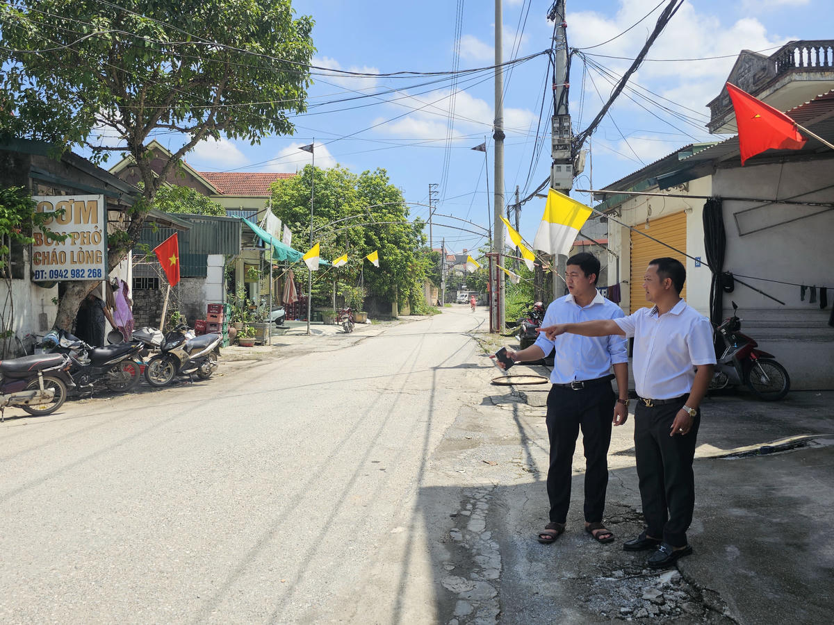 Anh Nguyễn Văn Long vận động người dân tiểu khu La Mát hiến đất làm đường, mở rộng không gian sống. Ảnh: Đình Minh.