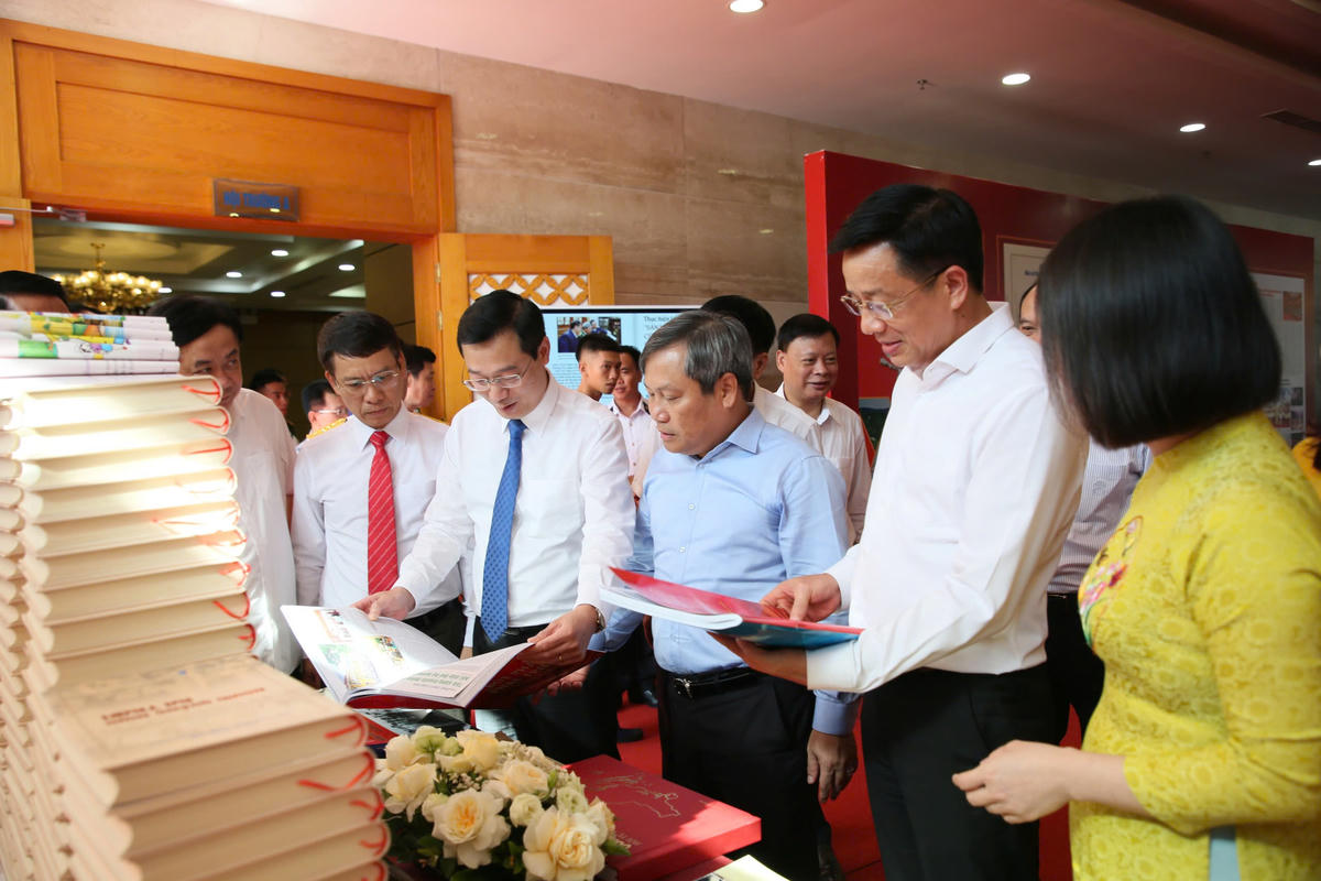 Các đại biểu tham quan khu trưng bày các ấn phẩm đặc biệt chào mừng Đại hội đại biểu Đảng bộ tỉnh Quảng Ninh lần thứ XVI. Ảnh: MH