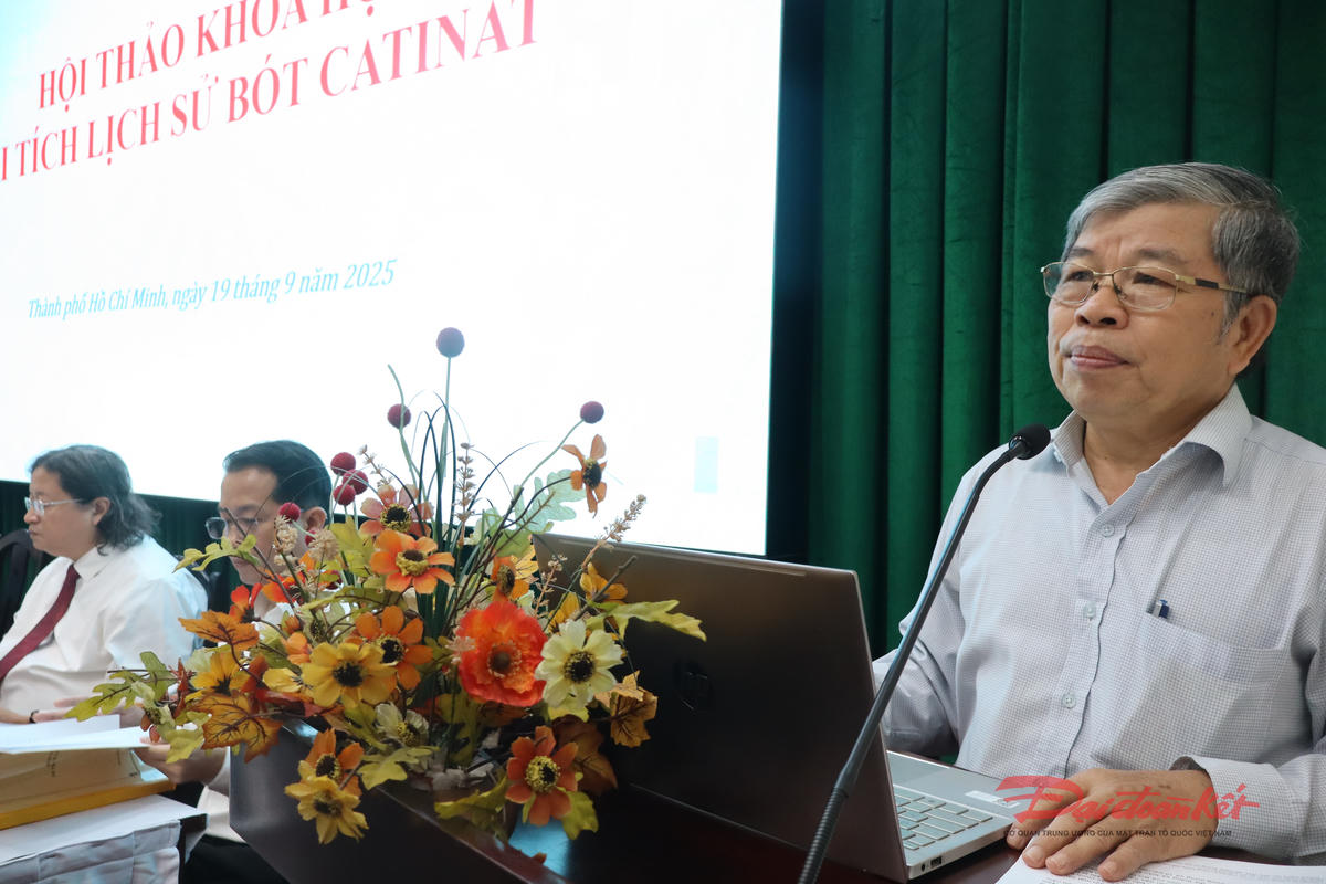 PGS.TS Hà Minh Hồng – Phó Chủ tịch Hội Khoa học Lịch sử TP Hồ Chí Minh phát biểu tham luận tại hội thảo khoa học. Ảnh: Hồng Phúc.